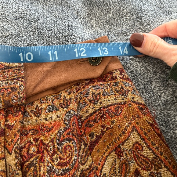 Holt Renfrew 100% Wool Skirt with Paisley design - Picture 6 of 6